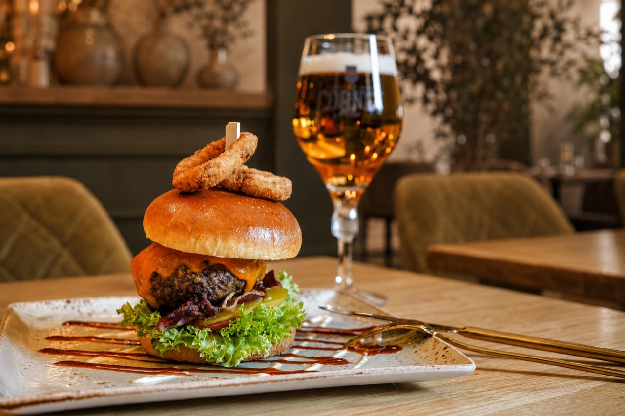 Huisgemaakte burger met een glas bier