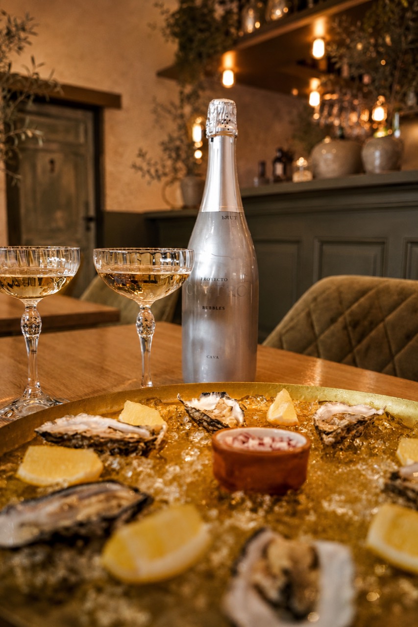 Cava en oesters bij de bar