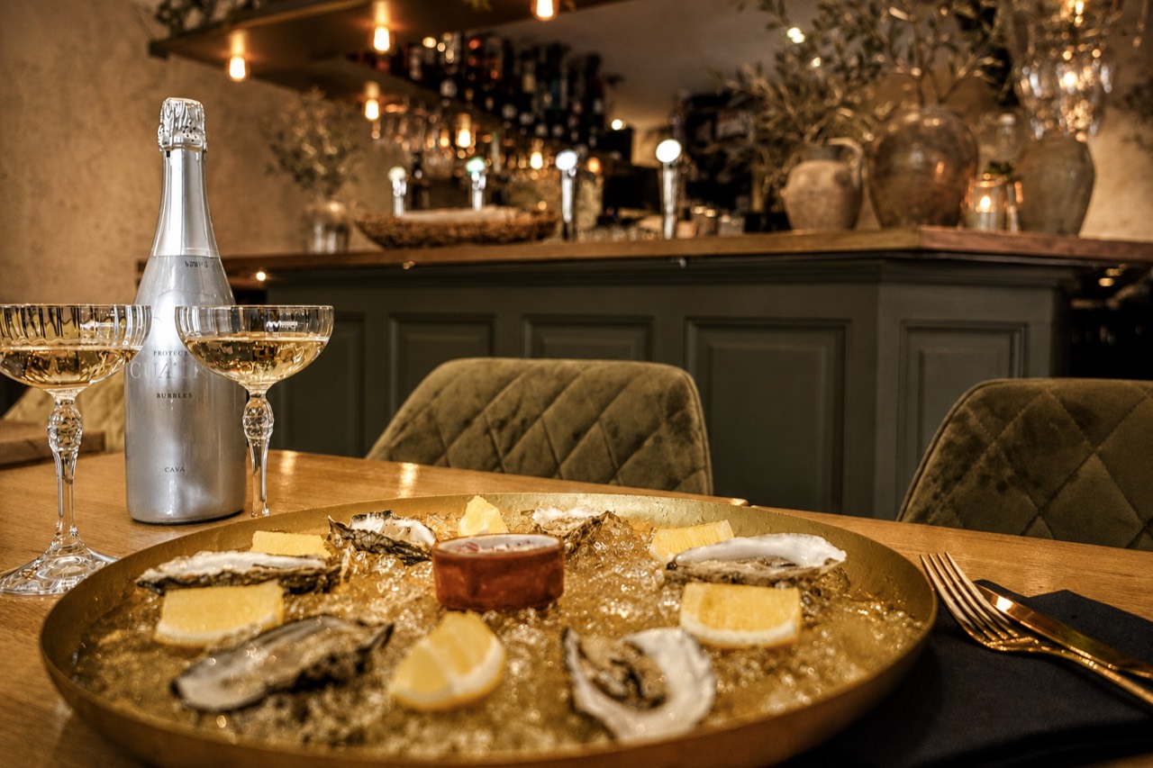 Oesters, cava en warme barsfeer