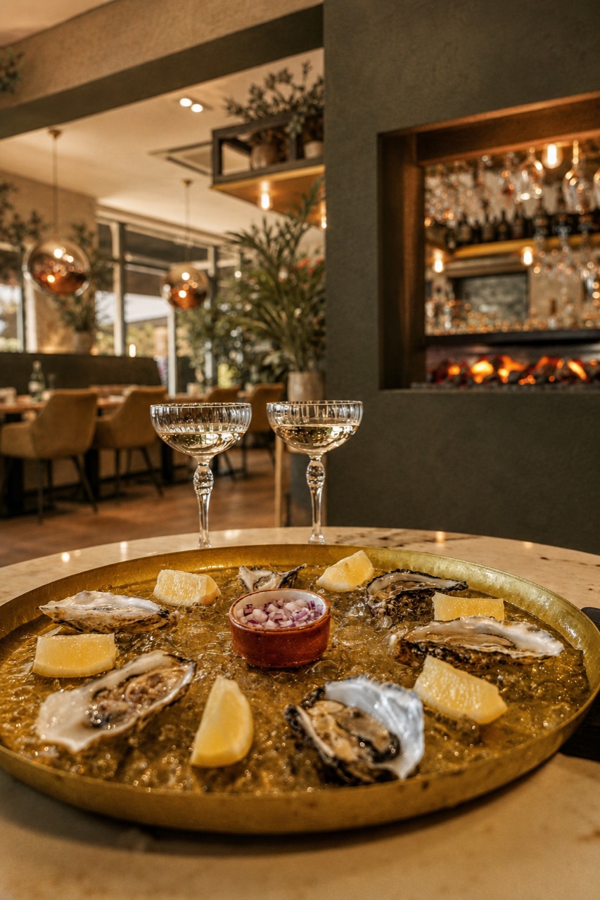 Schaal met oesters voor de haard