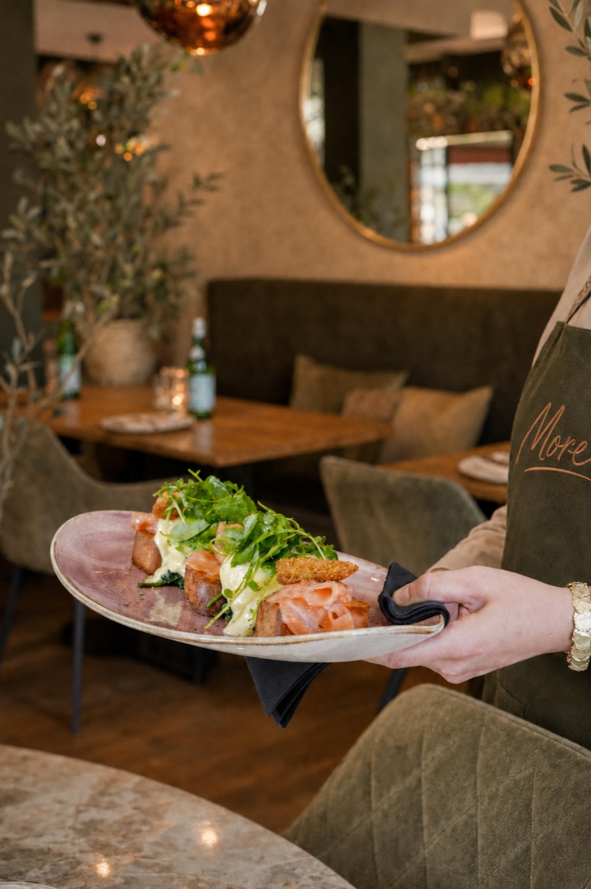 Een gerecht wordt aan tafel geserveerd